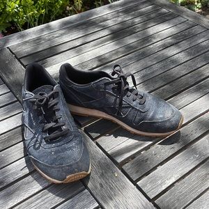 Reebok  Women’s Classic Harman Dark Blue Suede Shoes size 10